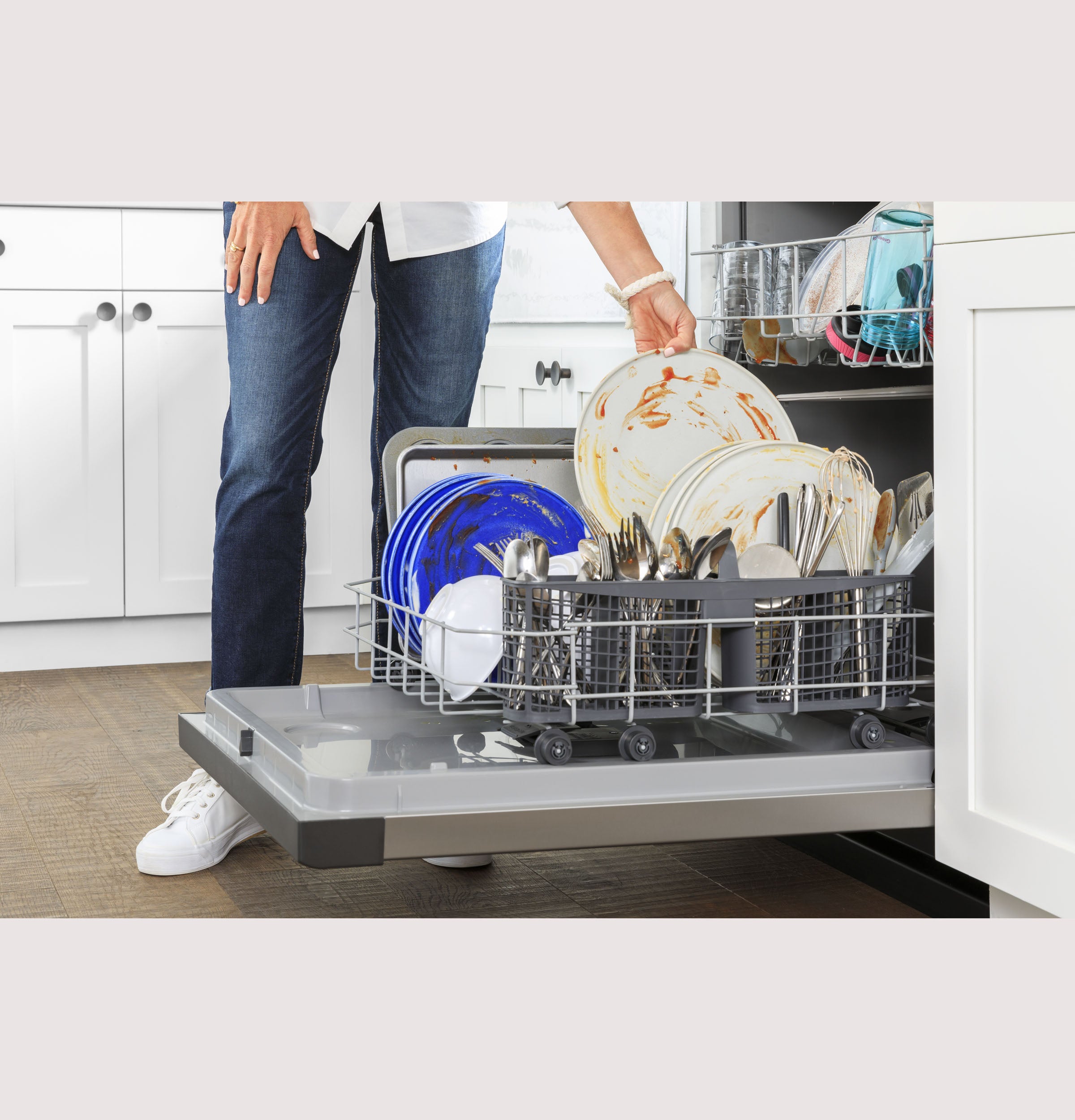 GE BLACK FRONT CONTROL DISHWASHER - Dishwashers - Additional View 5