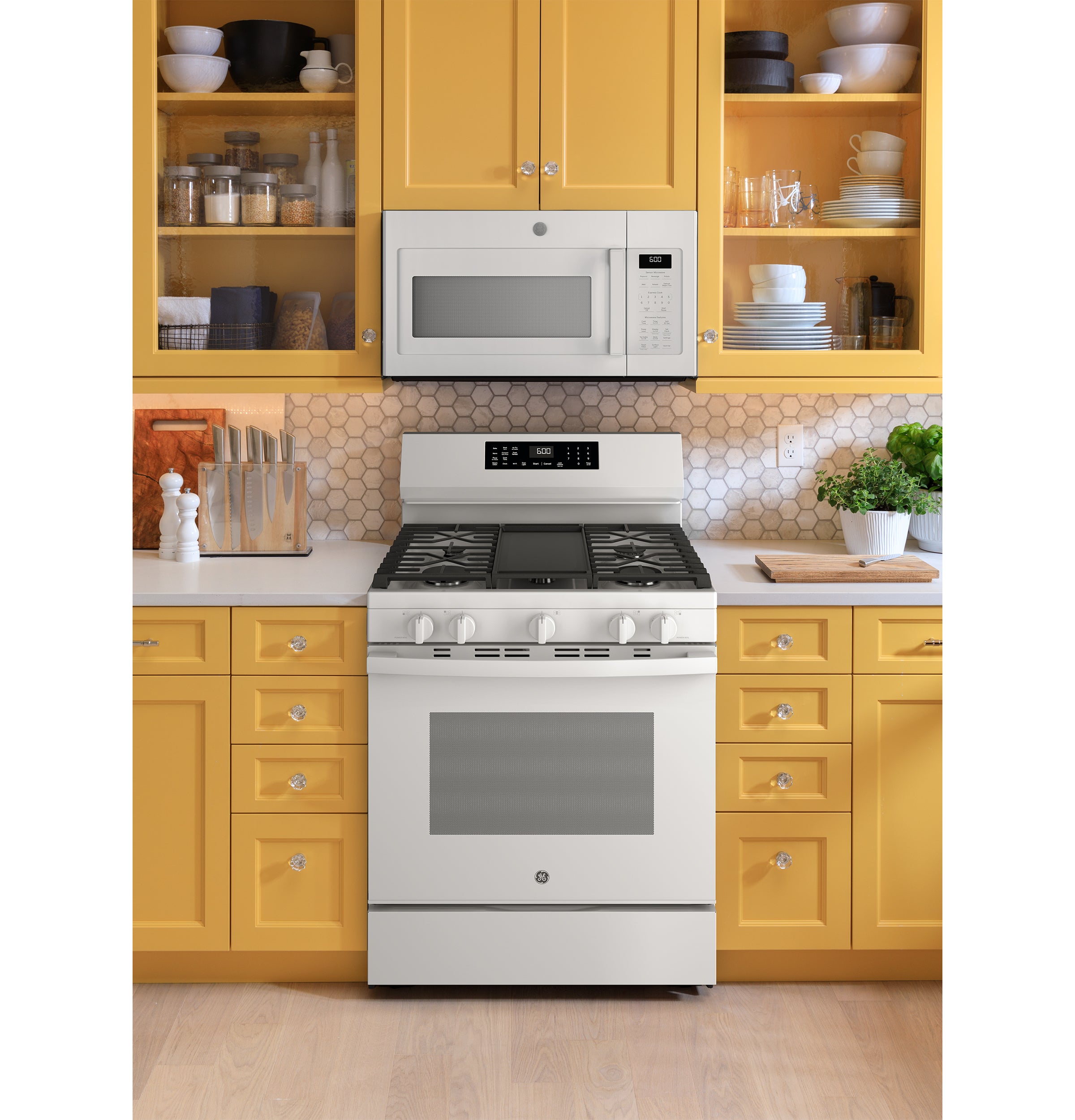 GE WHITE FREE-STANDING GAS WITH CONVECTION AND AIR FRY - Ranges - Additional View 5